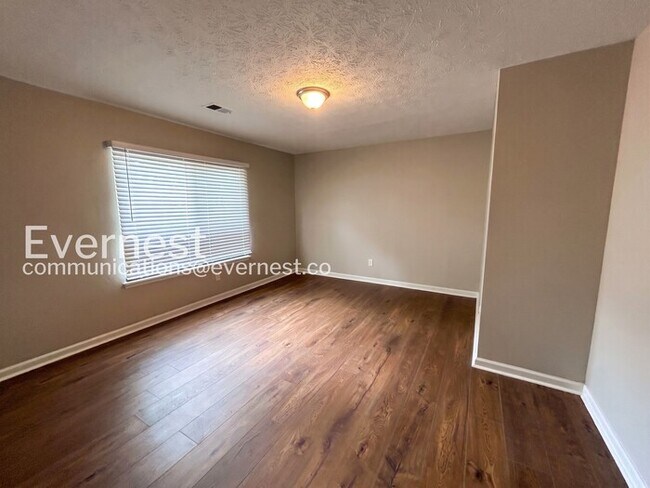 Building Photo - 5 Bed, 3 Bath Home with Garage / Pet-Friendly / Vouchers Accepted / Available Now!