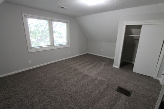 Building Photo - Large 5 Bedroom Home! Available Now.  Plen...