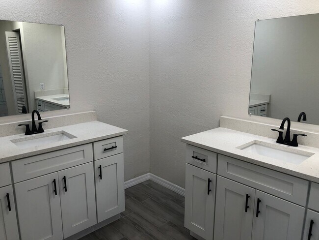 Building Photo - Spacious & Stylish 4-Bedroom Home – Prime ...