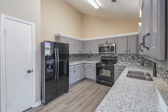 Building Photo - 15903 N Trace Dr