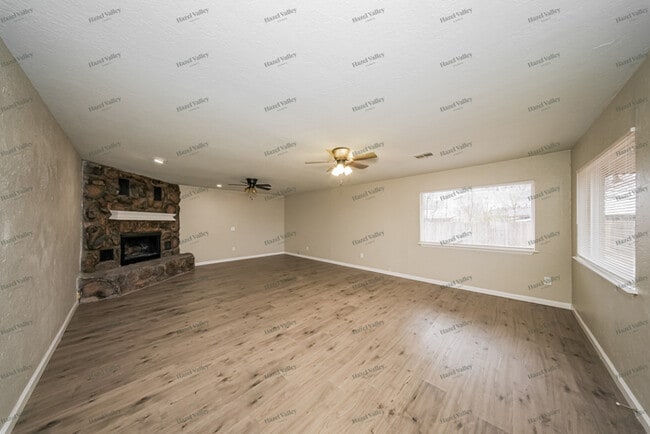 Building Photo - 709 N Dallas Ave