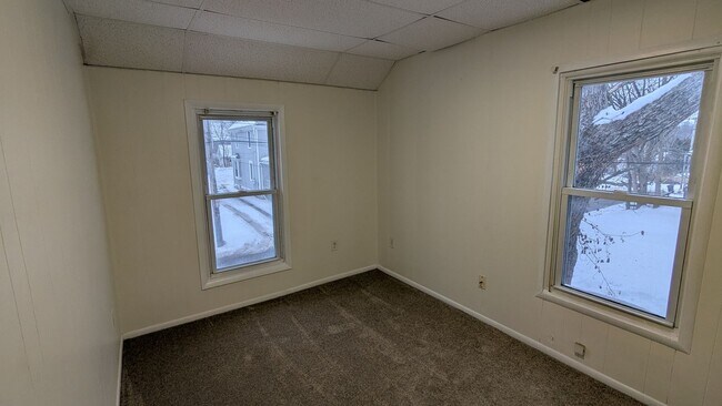 Building Photo - Welcome to this charming 3-bedroom, 1-bathroom home in Akron - Section 8 Welcome