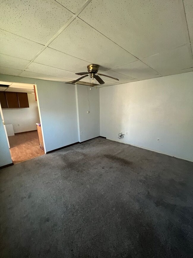 Building Photo - 305 E Maple St