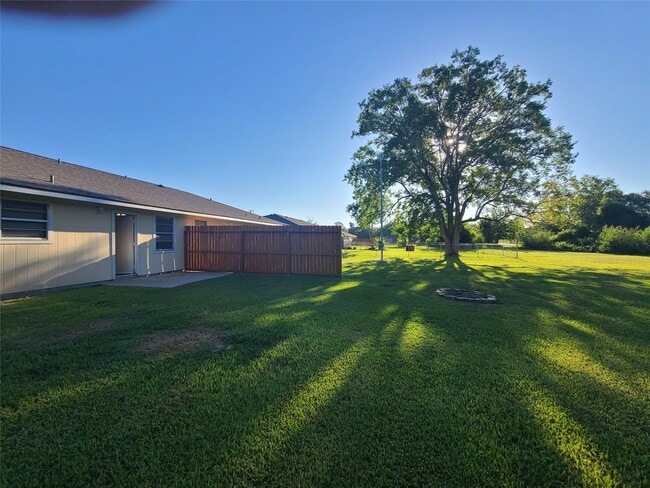 Building Photo - 17423 Fir Rd