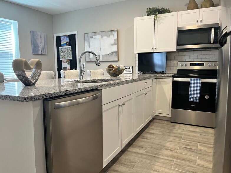 Building Photo - 621 Monmouth St