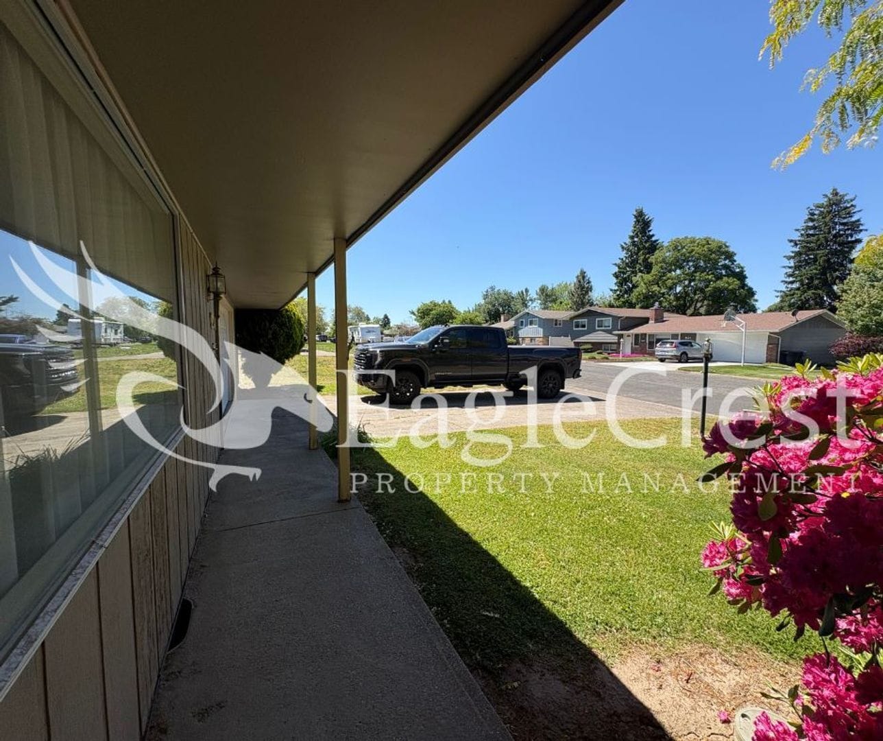 Building Photo - 3 Bedroom 2 Bathroom Single Family Home With Great Outdoor Space!!