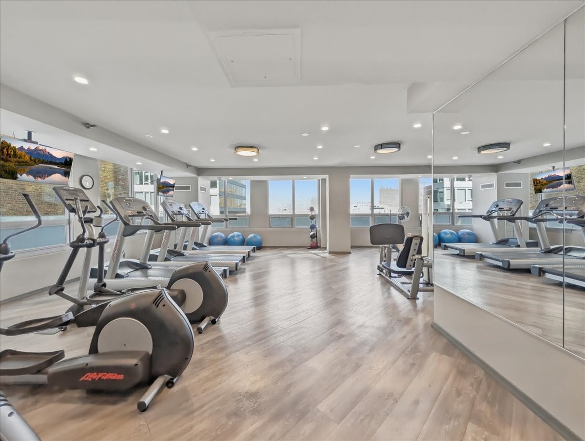 Building Photo - 701 S Wells St