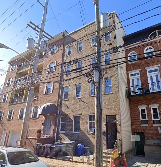 Building Photo - 216 Madison St