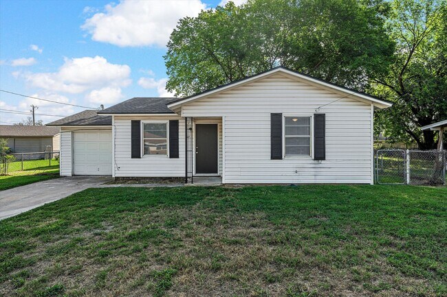 Building Photo - Updated 2 Bedroom in Connally ISD