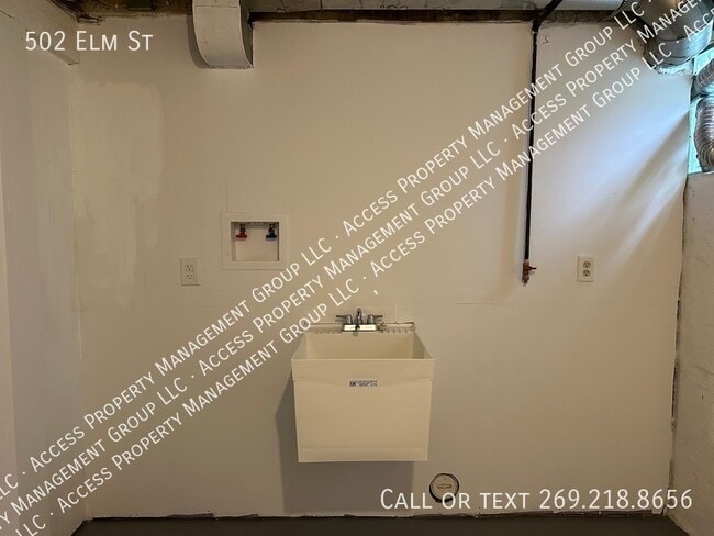 Building Photo - 502 Elm St