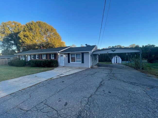 Building Photo - Welcome to this charming 3-bedroom, 1.5-ba...