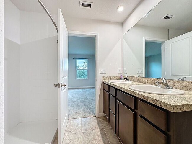 Building Photo - Dream Townhome in Magnolia Grove, Davenport !