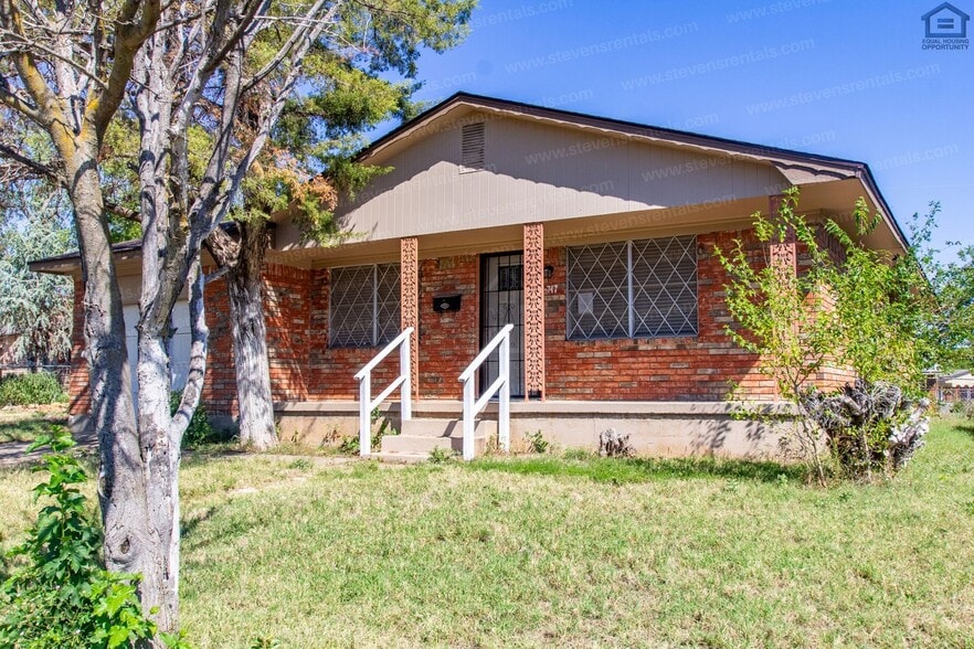 Primary Photo - 717 SW Ranch Oak Blvd