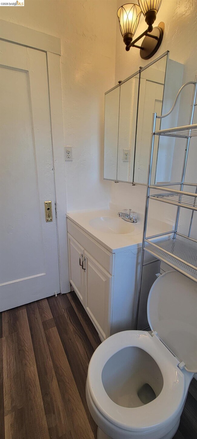 Building Photo - 1325 E 21st St