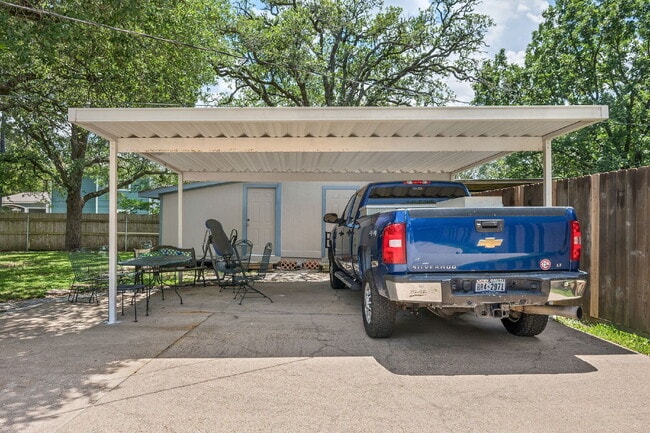 Building Photo - 1030 Walton Dr