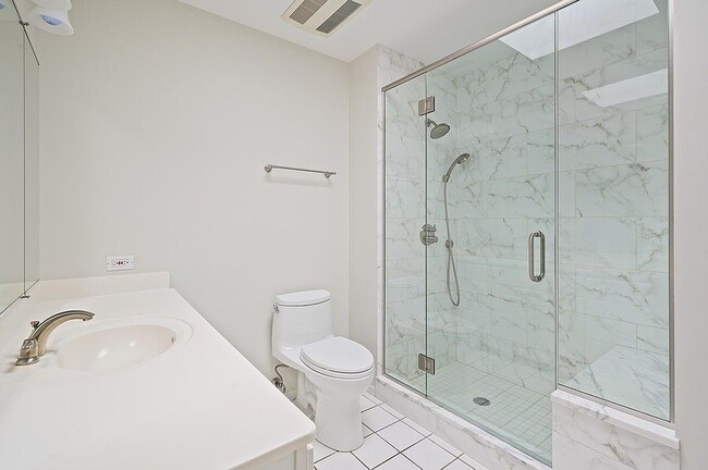 Building Photo - "Charming 2-Bed, 2-Bath Retreat in Northfield's Arbor Lane Oasis!"
