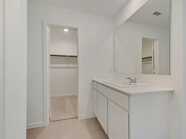 Building Photo - 900 Calley Pear Trl