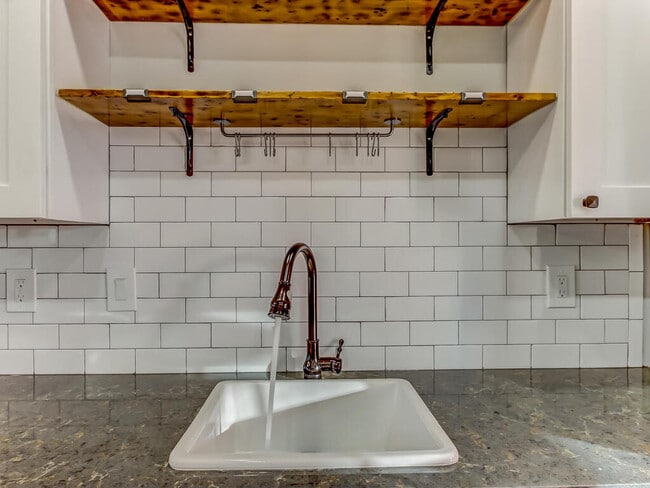 Building Photo - 419 E 3rd St