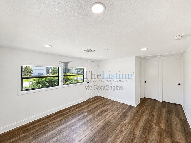 Building Photo - 2310 S Shine Ave