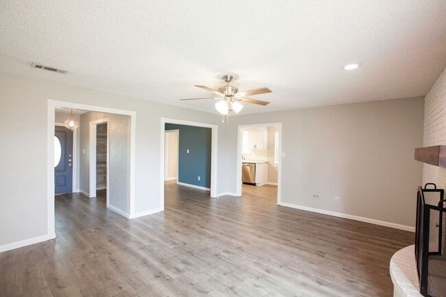Building Photo - 1535 Rocky Point Dr