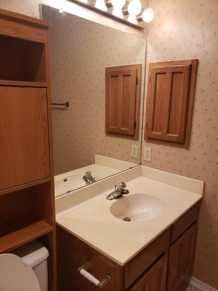 Bath - 1202 Thorpe Ln