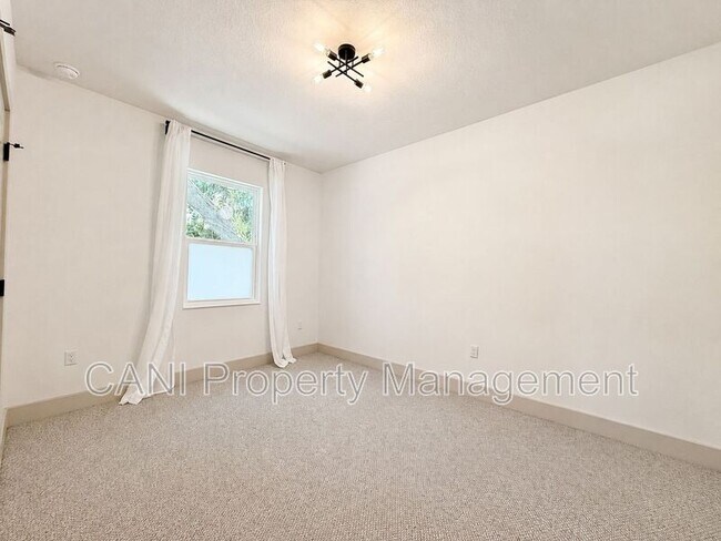 Building Photo - 724 Ellwood Ave