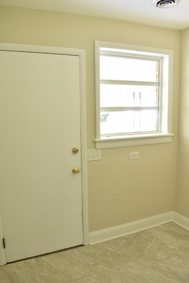 Building Photo - 3 BR, 2 BA West End Rancher
