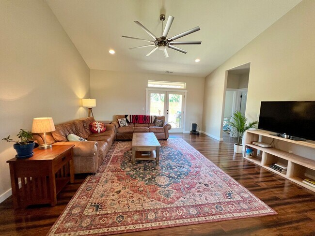 Building Photo - Modern 3 Bedroom Home