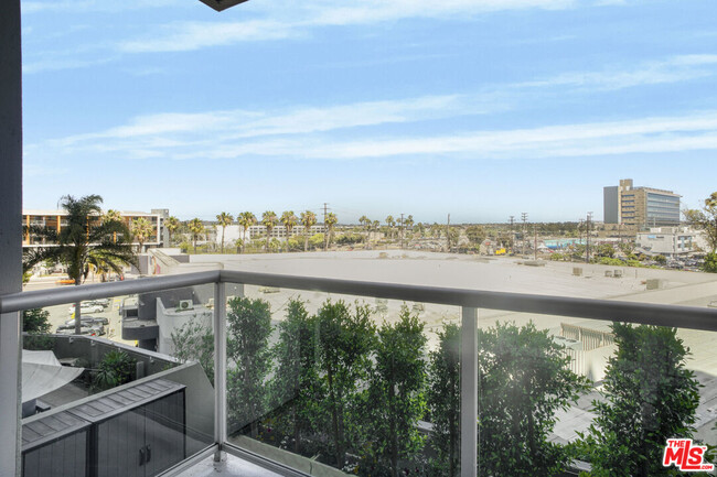 Building Photo - 13600 Marina Pointe Dr