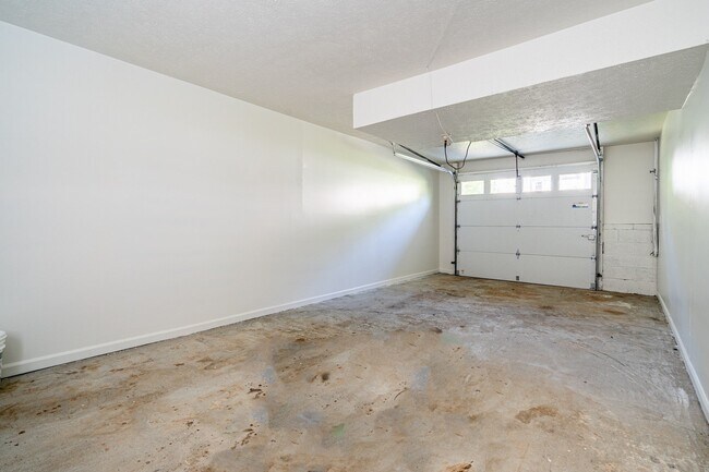 Building Photo - Stunningly renovated 4 bedroom 3 bathroom ...