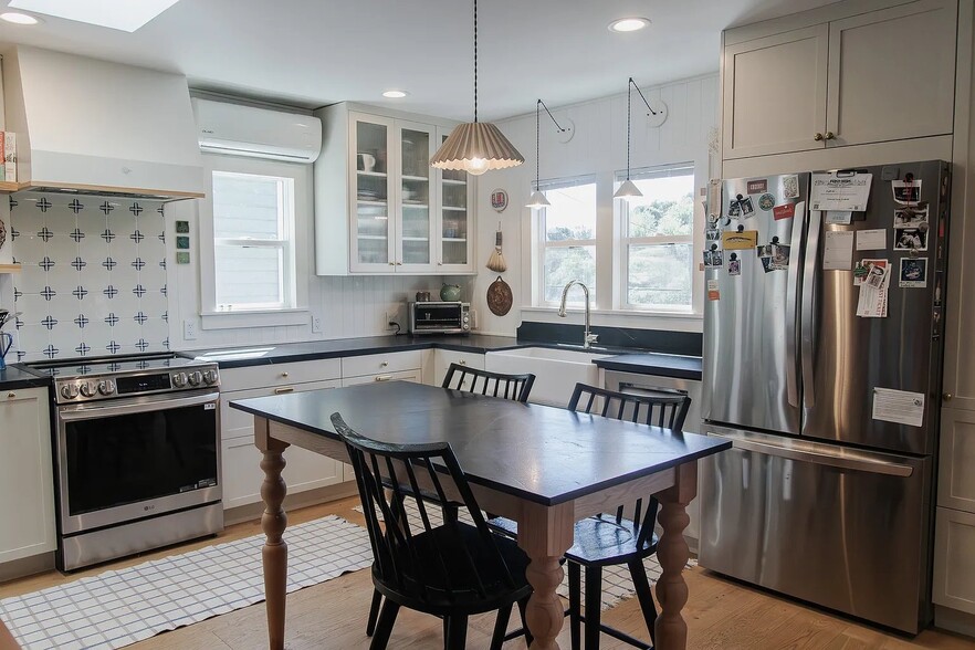 Building Photo - 647 Academy Rd