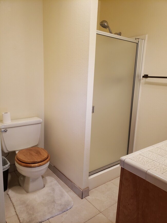 Building Photo - Spacious Two Bedroom/Two Bath