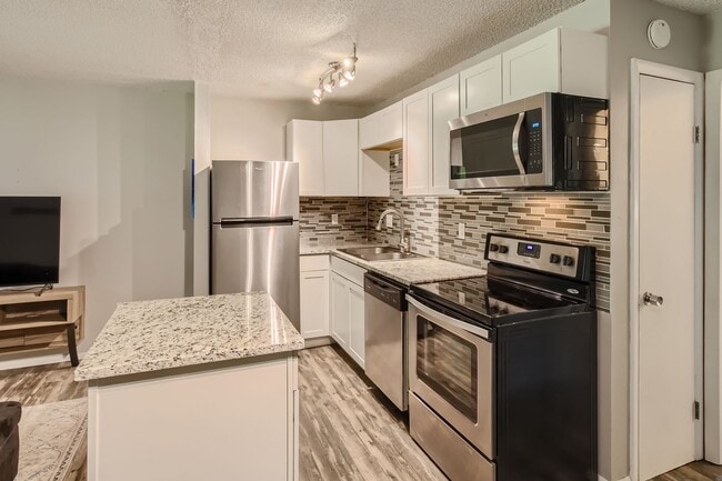 Building Photo - Spacious 1 Bed 1 Bath in the heart of Holly Hills. LEASING SPECIAL SEE INFO BELOW