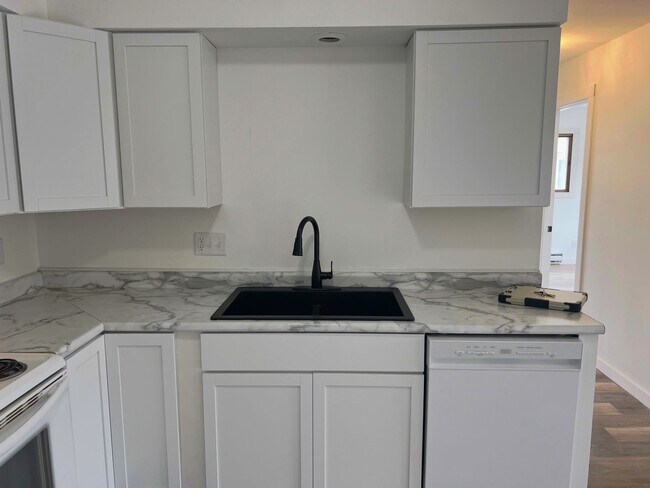 Building Photo - 915 Genrich St