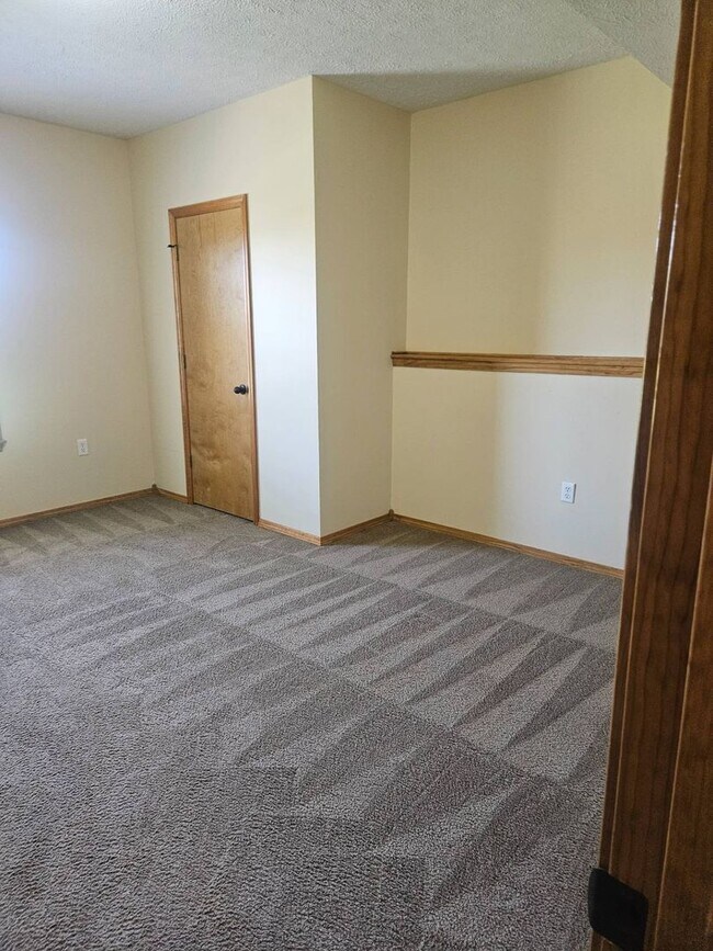 Building Photo - WOW! Look at this property ! You cant beat this price in NIXA-3200 SQ FT