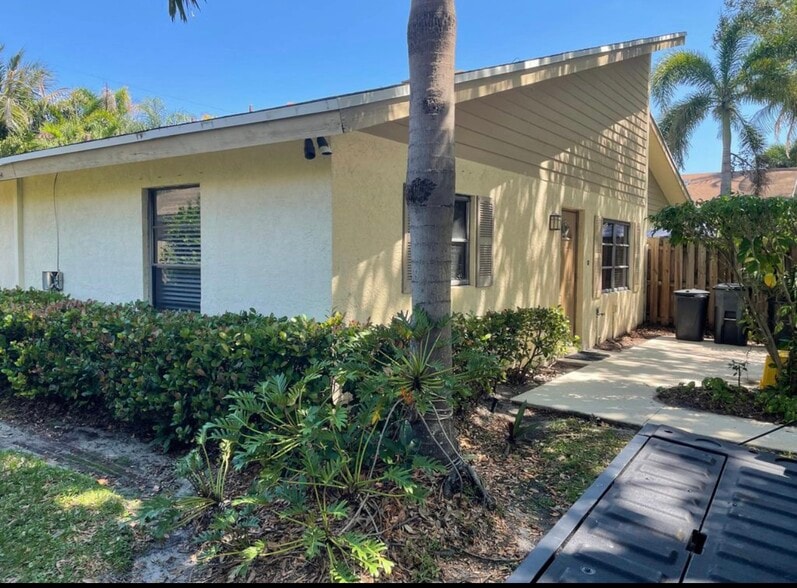 Building Photo - 2051 Cove Ln