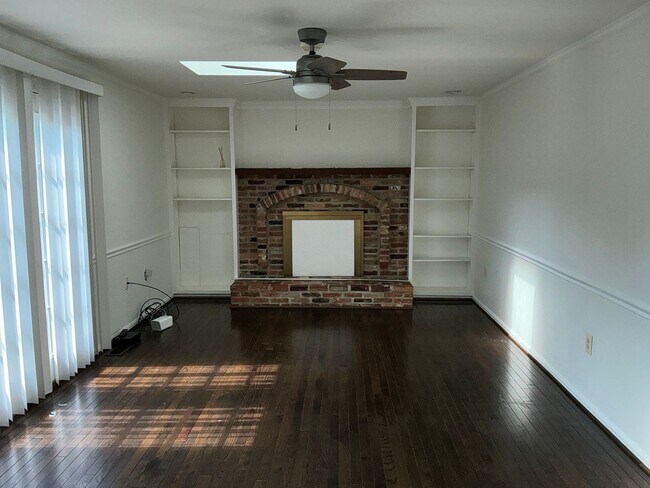 Building Photo - Beautiful 4BR 2.5BA corner lot Colonial wi...