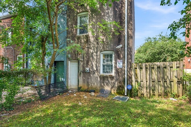 Building Photo - 2729 Round Rd