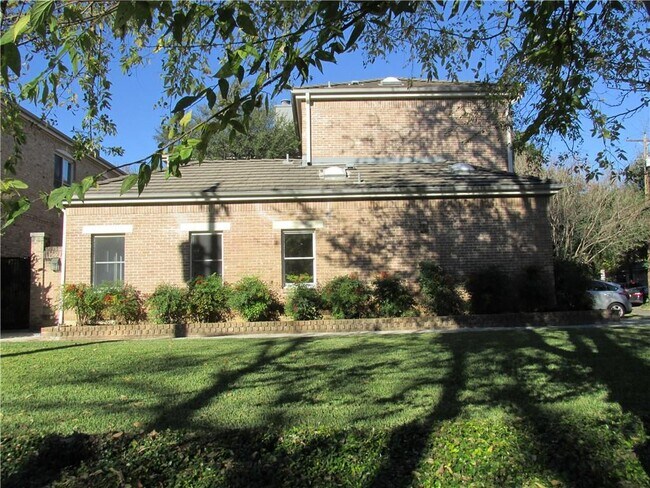 Building Photo - 900 W 18th St
