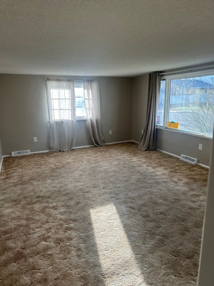 Building Photo - 822 2nd Ave SE