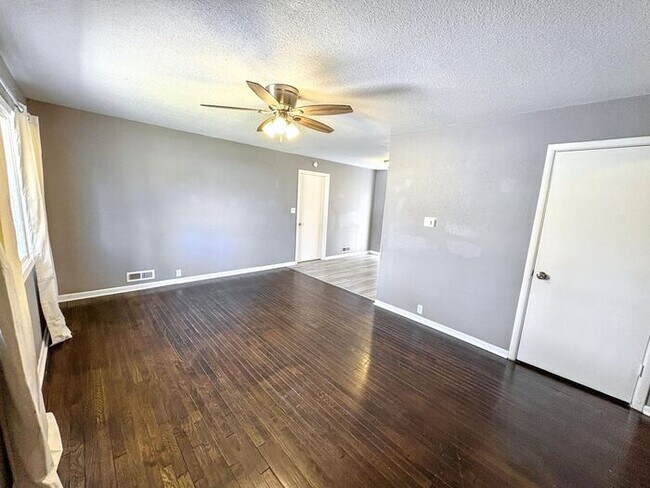 Building Photo - Spacious 4-Bedroom Home in a Prime Locatio...