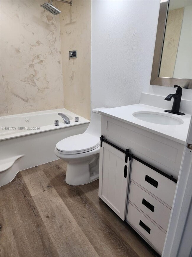 Building Photo - 520 Brickell Key Dr