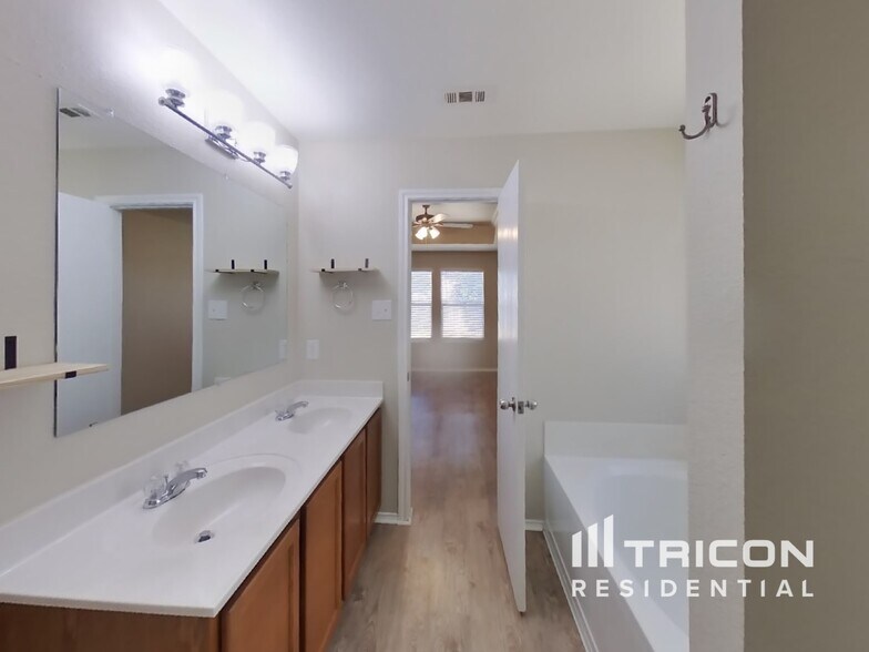 Building Photo - 8027 Abbotts Pointe