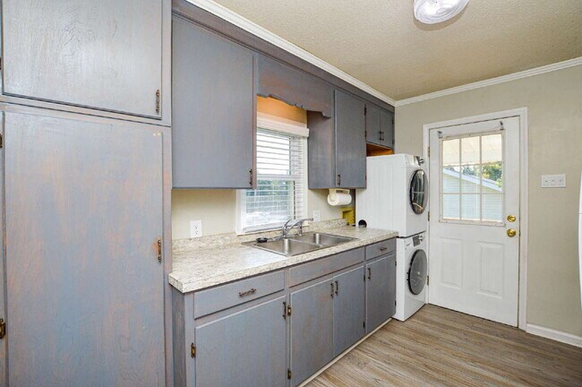 Building Photo - Budget-Friendly Fort Mill Home with Garage...