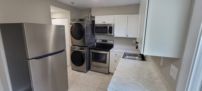 Building Photo - 3616 Luckylee Crescent