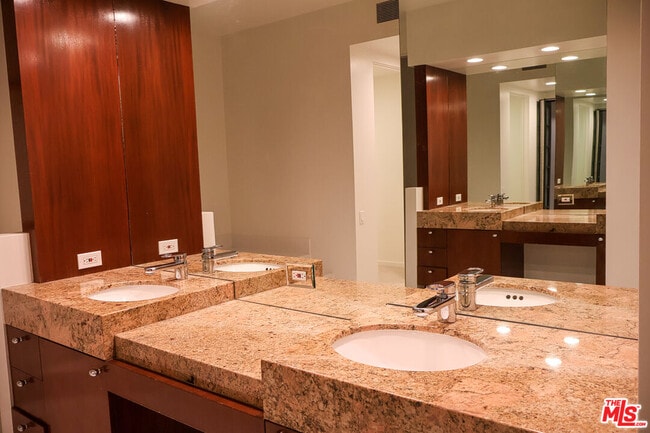 Building Photo - 3505 Ocean Front Walk