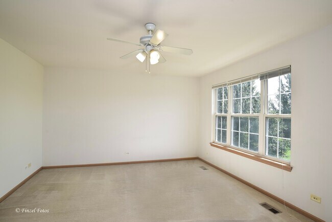 Building Photo - 923 Emerald Dr