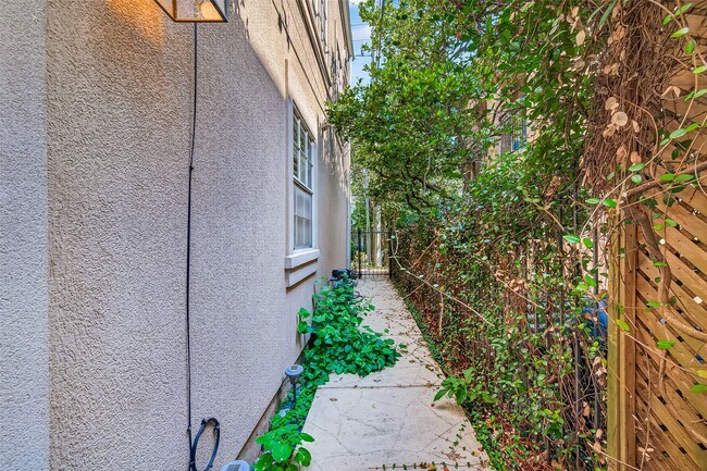 Building Photo - 6308 Schuler St