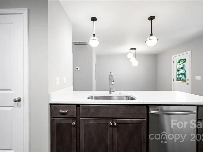 Building Photo - 10 Beryl Ct