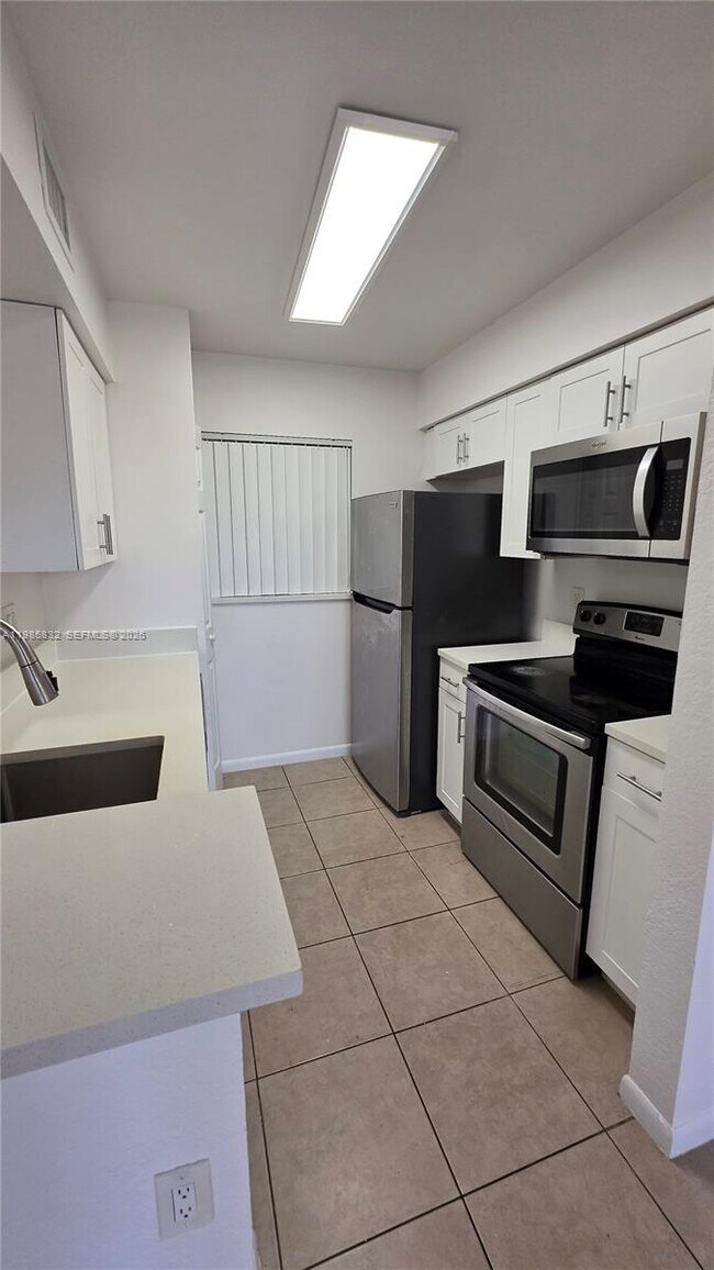 Building Photo - 2881 N Oakland Forest Dr